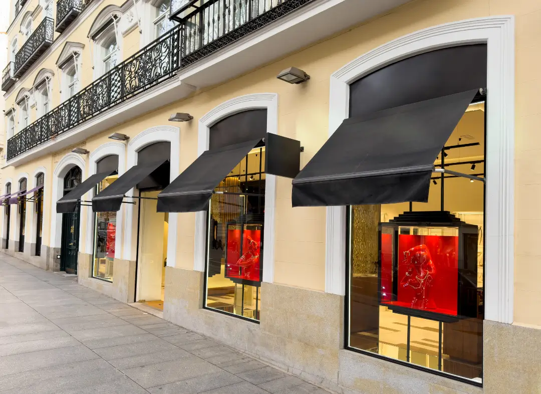 Façade vitrine de magasin en aluminium sur mesure à Carcassonne